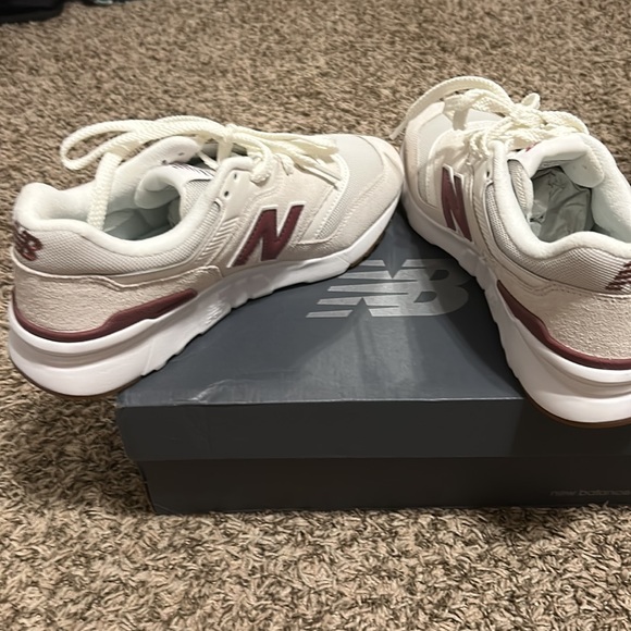 Women’s new balance 997H shoes - Picture 6 of 12